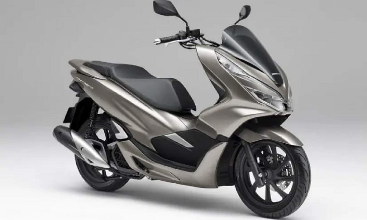 On the way : Honda PCX160, the epitome of urban mobility and style.